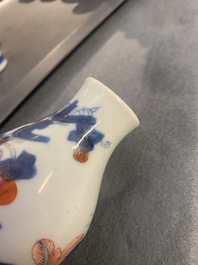 Tien overwegend Chinese blauw-witte, famille rose en Imari-stijl vaasjes, Kangxi en later